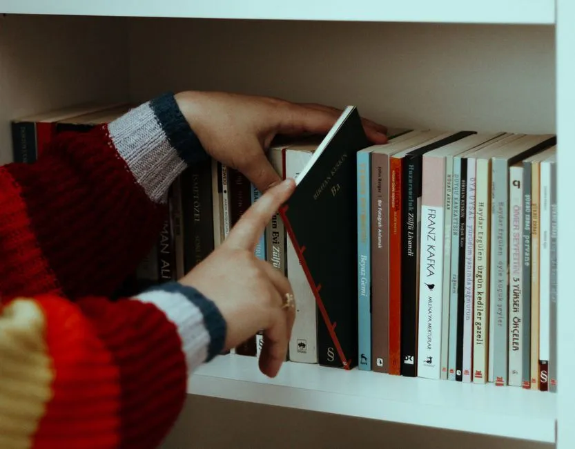 Cozy Fantasy vs. Cozy Mystery: Which Fits Tonight?